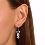 Gift Koleksiyonu Beyaz Taşlı Fiyonk ve Yaprak Motifli Sallantılı Gümüş Kanc 3