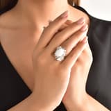 White Dreams Oval Beyaz Taşlı Çiçek ve Kelebek Detaylı Gösterişli Gümüş Yüz 3