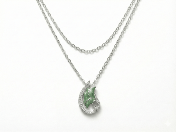 Коллекция Lucky Gems, серебряное колье с двойной цепочкой и зеленым эмалированным листом