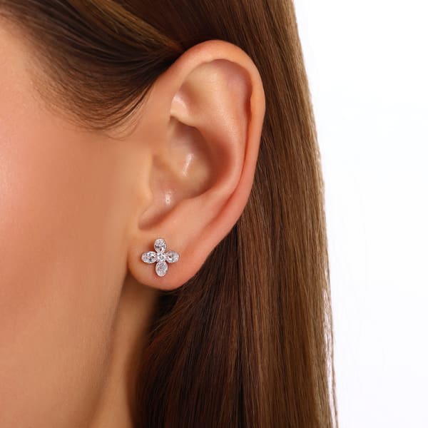 Серьги с камнями в форме четырехлистника из коллекции Gift